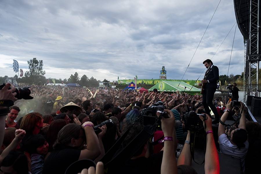 Prvním dnem Rock for People létala energie napříč žánry