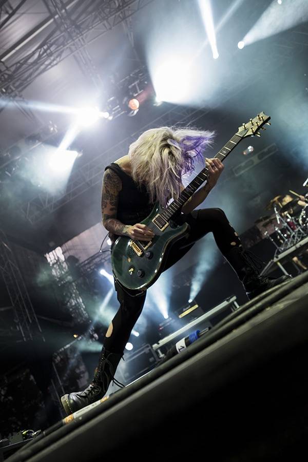 Prvním dnem Rock for People létala energie napříč žánry