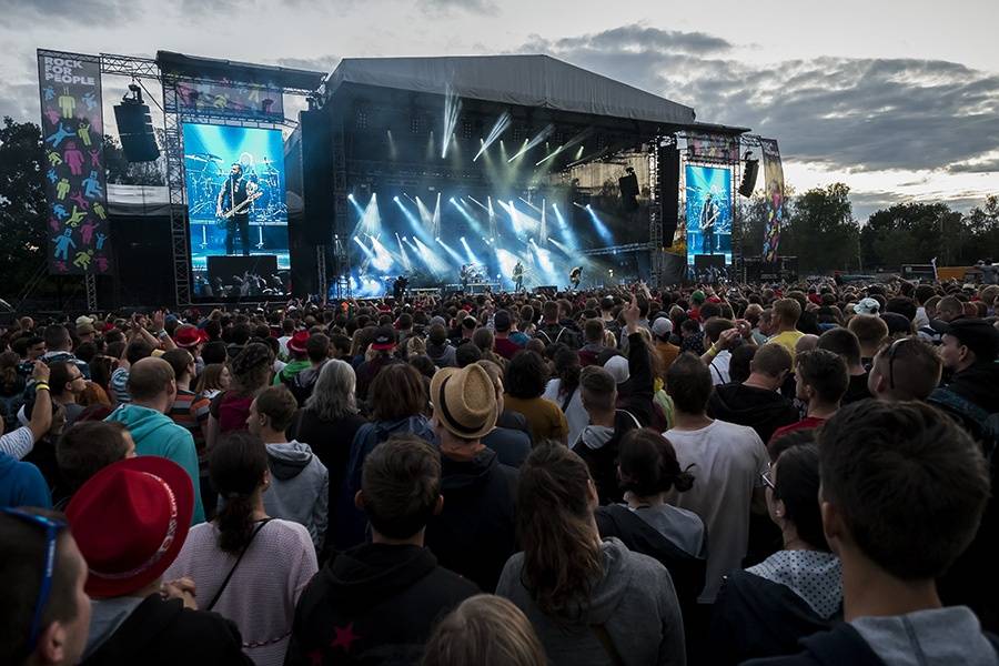 Prvním dnem Rock for People létala energie napříč žánry