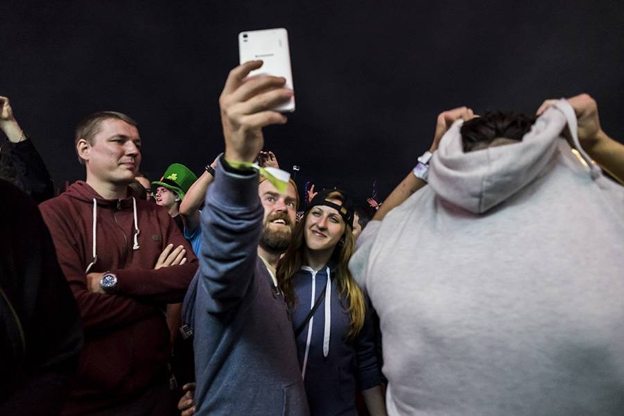 Prvním dnem Rock for People létala energie napříč žánry