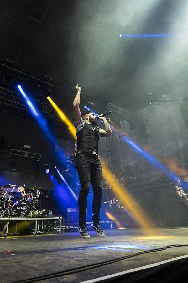 Prvním dnem Rock for People létala energie napříč žánry