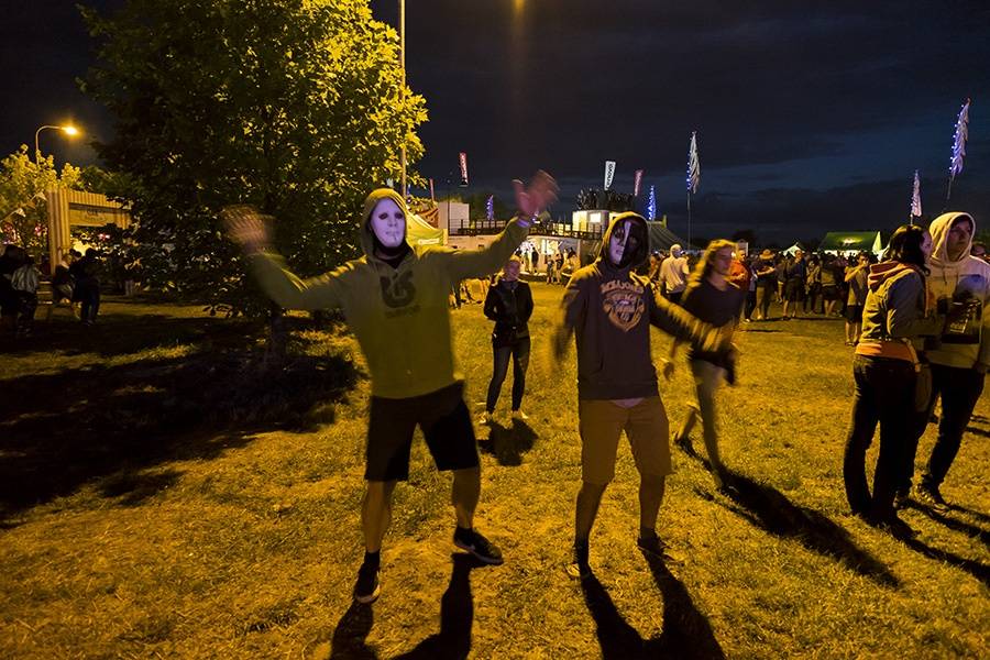 Prvním dnem Rock for People létala energie napříč žánry