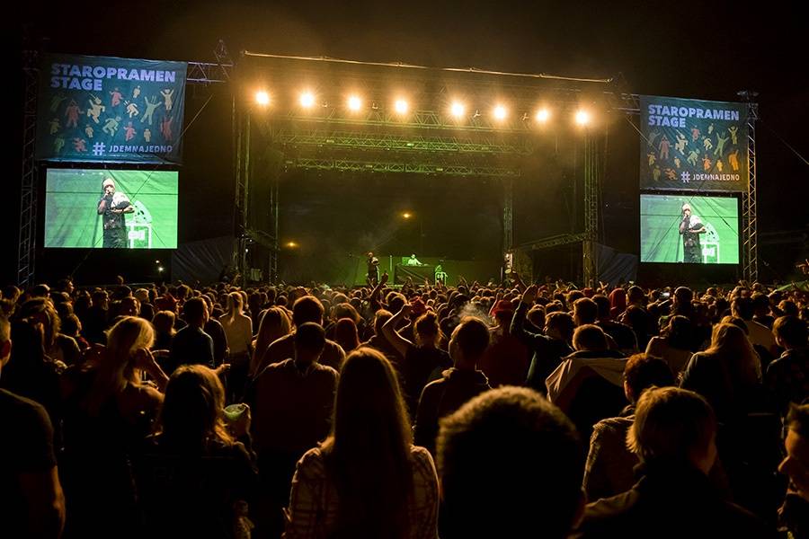 Prvním dnem Rock for People létala energie napříč žánry