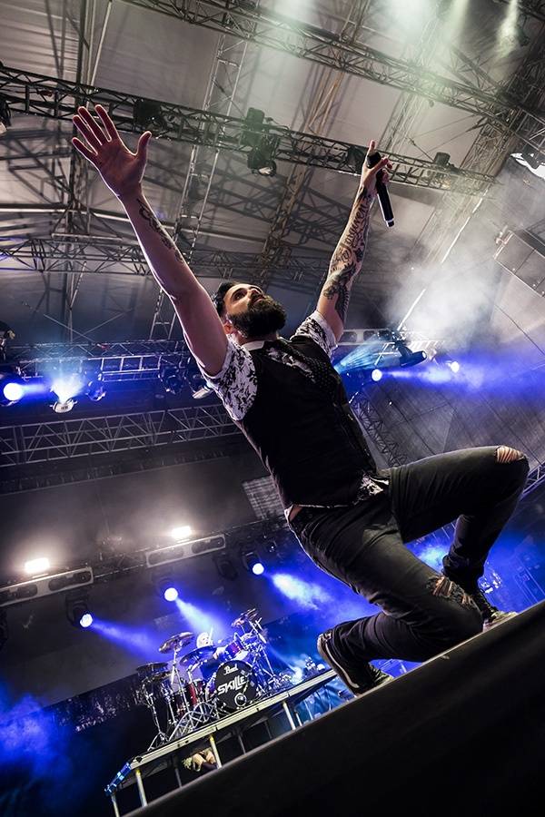 Prvním dnem Rock for People létala energie napříč žánry