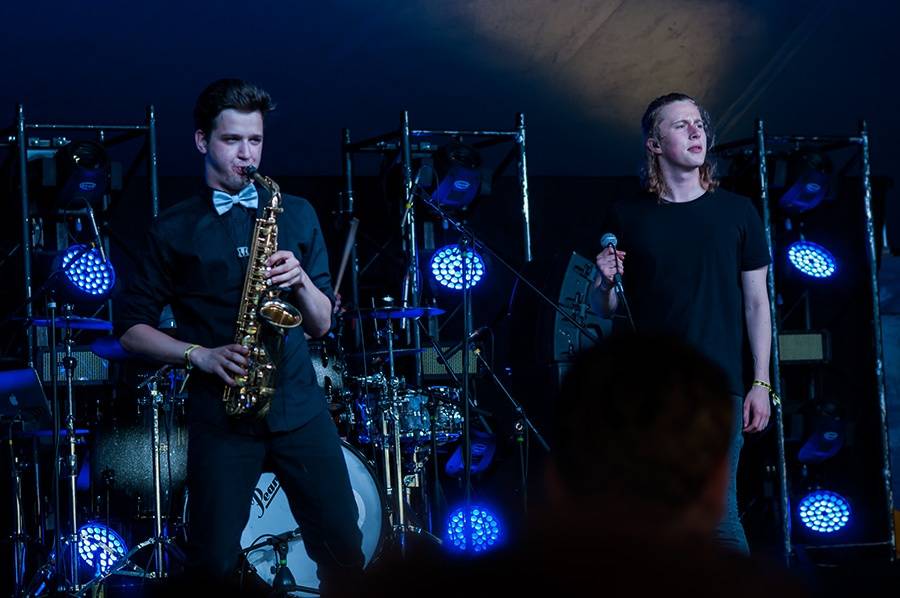 Prvním dnem Rock for People létala energie napříč žánry