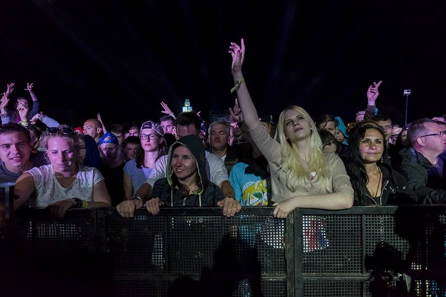 Prvním dnem Rock for People létala energie napříč žánry