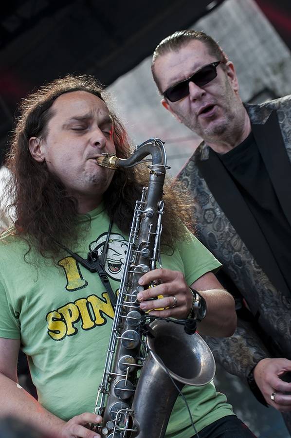 Prvním dnem Rock for People létala energie napříč žánry