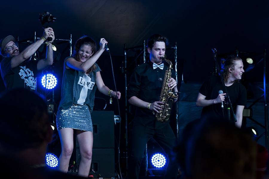 Prvním dnem Rock for People létala energie napříč žánry