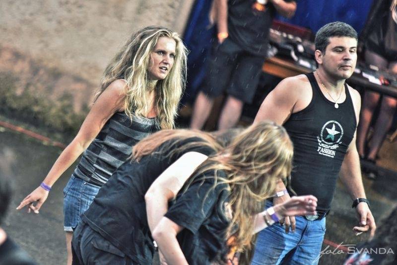 Rocková Hostim: Diváky bavili ZakázanÝovoce, oheň i zahraniční kapely