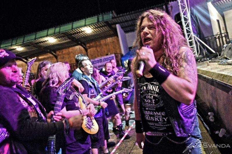 Rocková Hostim: Diváky bavili ZakázanÝovoce, oheň i zahraniční kapely