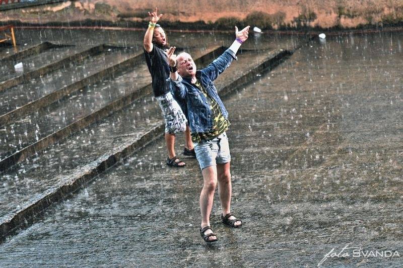 Rocková Hostim: Diváky bavili ZakázanÝovoce, oheň i zahraniční kapely