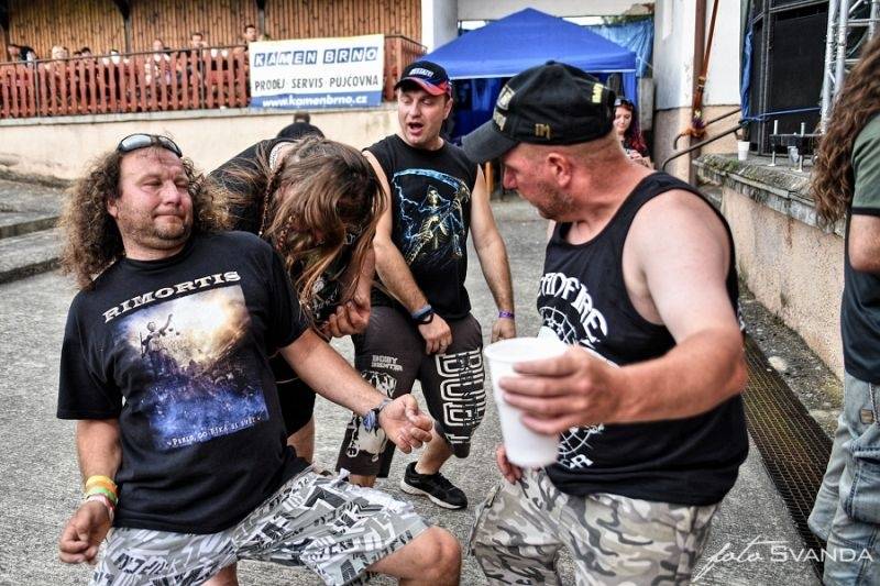 Rocková Hostim: Diváky bavili ZakázanÝovoce, oheň i zahraniční kapely