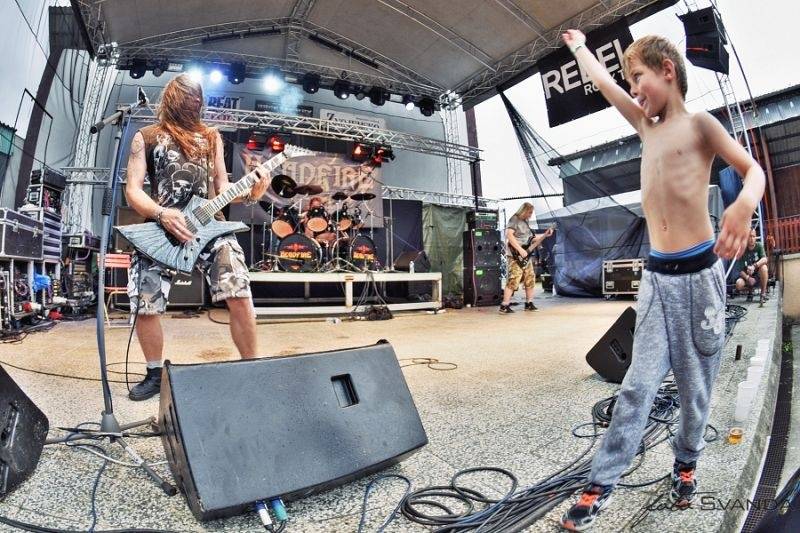 Rocková Hostim: Diváky bavili ZakázanÝovoce, oheň i zahraniční kapely