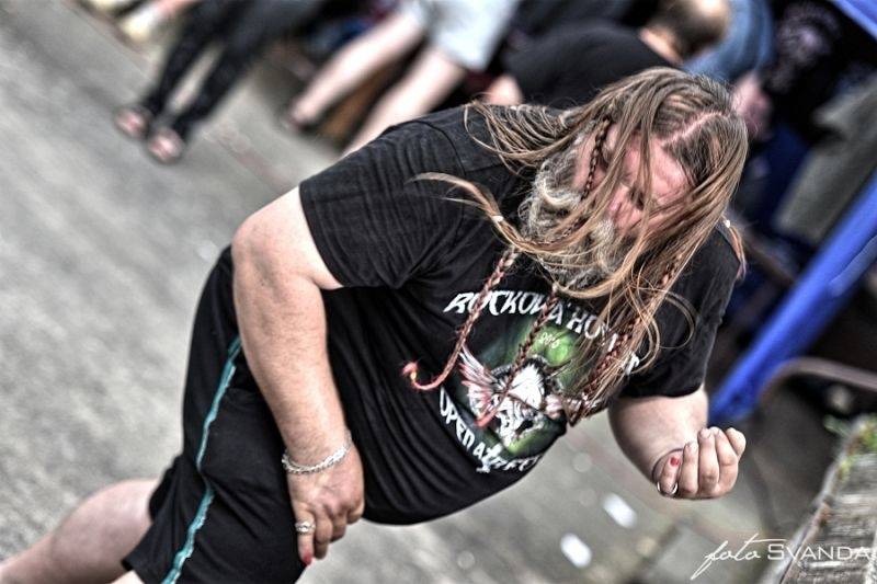 Rocková Hostim: Diváky bavili ZakázanÝovoce, oheň i zahraniční kapely