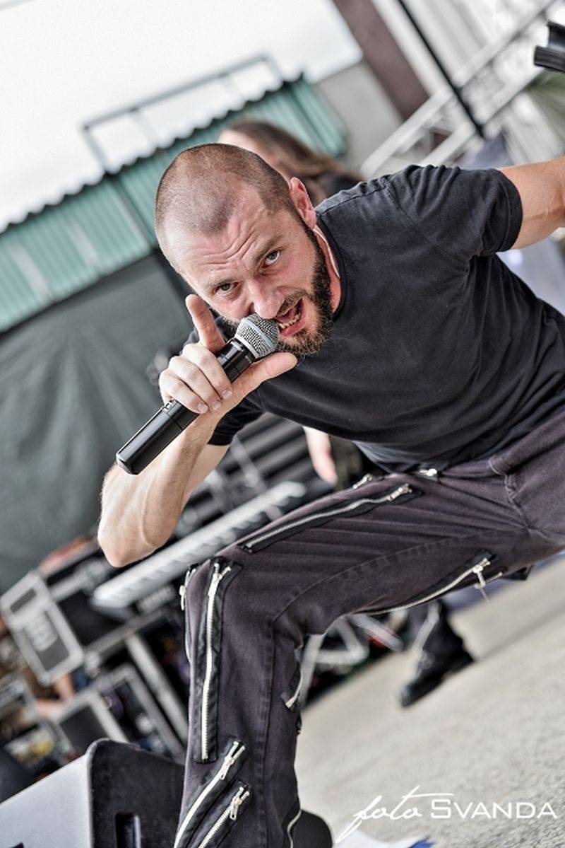 Rocková Hostim: Diváky bavili ZakázanÝovoce, oheň i zahraniční kapely