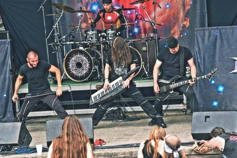 Rocková Hostim: Diváky bavili ZakázanÝovoce, oheň i zahraniční kapely