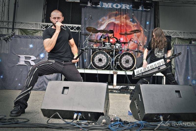 Rocková Hostim: Diváky bavili ZakázanÝovoce, oheň i zahraniční kapely