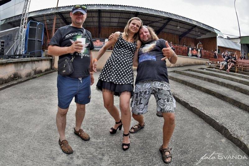 Rocková Hostim: Diváky bavili ZakázanÝovoce, oheň i zahraniční kapely