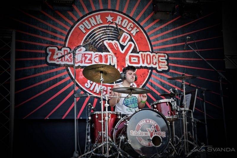 Rocková Hostim: Diváky bavili ZakázanÝovoce, oheň i zahraniční kapely