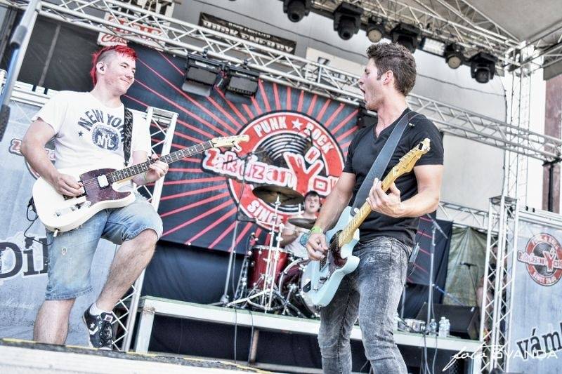 Rocková Hostim: Diváky bavili ZakázanÝovoce, oheň i zahraniční kapely