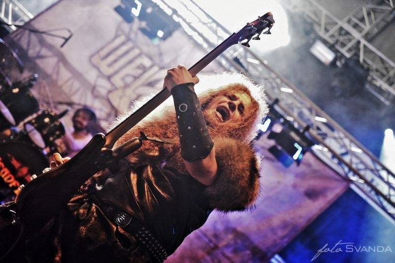 Rocková Hostim: Diváky bavili ZakázanÝovoce, oheň i zahraniční kapely