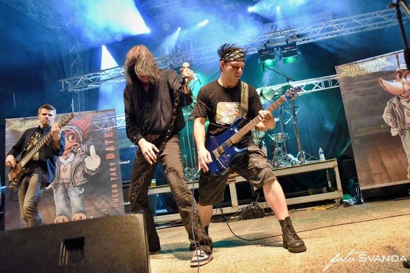 Rocková Hostim: Diváky bavili ZakázanÝovoce, oheň i zahraniční kapely