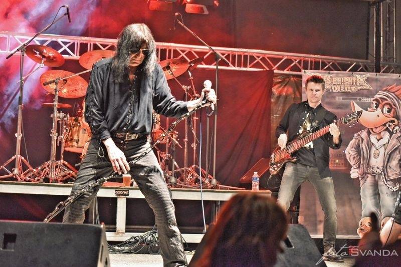 Rocková Hostim: Diváky bavili ZakázanÝovoce, oheň i zahraniční kapely