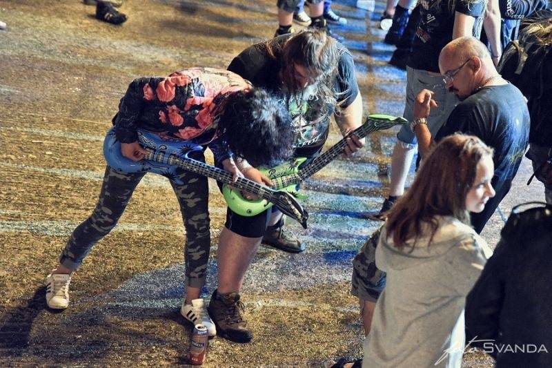 Rocková Hostim: Diváky bavili ZakázanÝovoce, oheň i zahraniční kapely