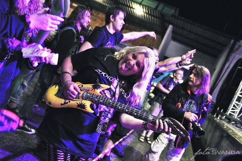 Rocková Hostim: Diváky bavili ZakázanÝovoce, oheň i zahraniční kapely