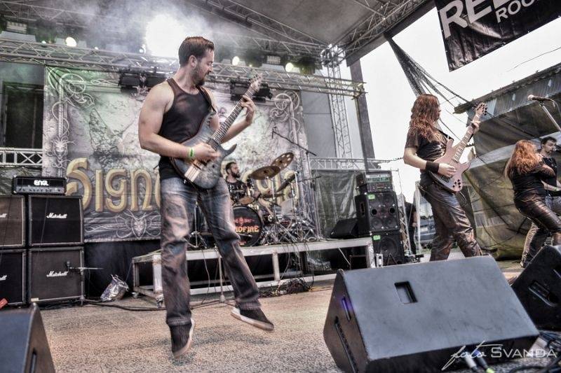 Rocková Hostim: Diváky bavili ZakázanÝovoce, oheň i zahraniční kapely