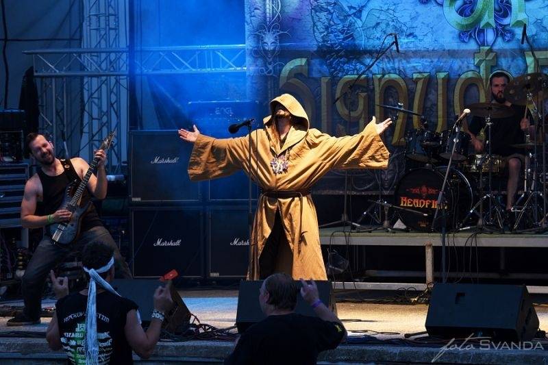 Rocková Hostim: Diváky bavili ZakázanÝovoce, oheň i zahraniční kapely