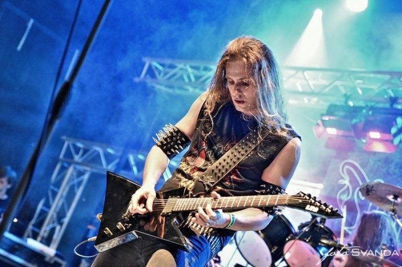 Rocková Hostim: Diváky bavili ZakázanÝovoce, oheň i zahraniční kapely