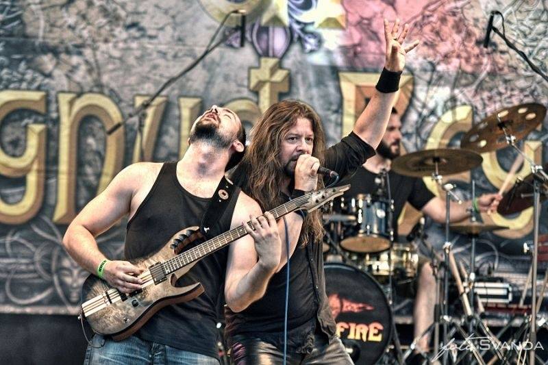 Rocková Hostim: Diváky bavili ZakázanÝovoce, oheň i zahraniční kapely