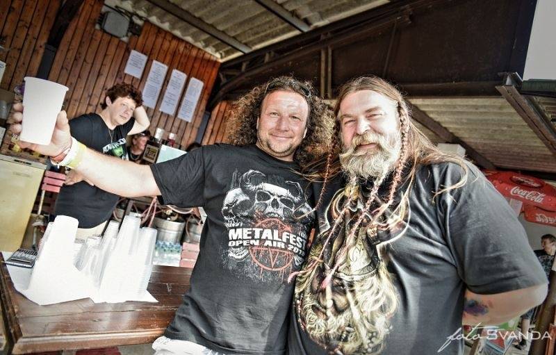 Rocková Hostim: Diváky bavili ZakázanÝovoce, oheň i zahraniční kapely