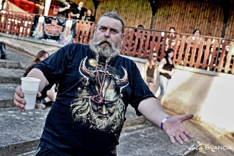 Rocková Hostim: Diváky bavili ZakázanÝovoce, oheň i zahraniční kapely