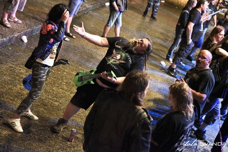 Rocková Hostim: Diváky bavili ZakázanÝovoce, oheň i zahraniční kapely