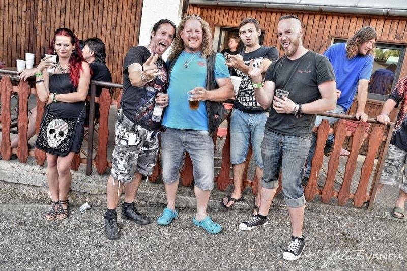 Rocková Hostim: Diváky bavili ZakázanÝovoce, oheň i zahraniční kapely