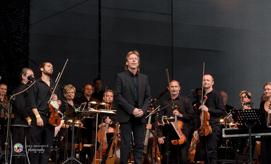 Aneta Langerová s Karlovarským symfonickým orchestrem postavila fanoušky na nohy 