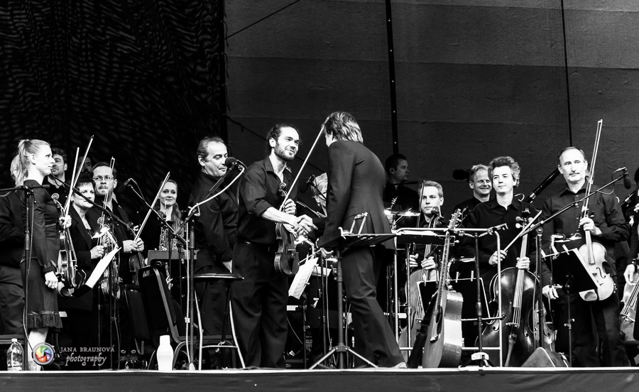 Aneta Langerová s Karlovarským symfonickým orchestrem postavila fanoušky na nohy 