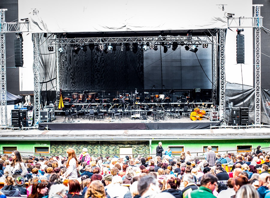 Aneta Langerová s Karlovarským symfonickým orchestrem postavila fanoušky na nohy 