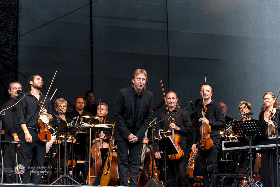 Aneta Langerová s Karlovarským symfonickým orchestrem postavila fanoušky na nohy 