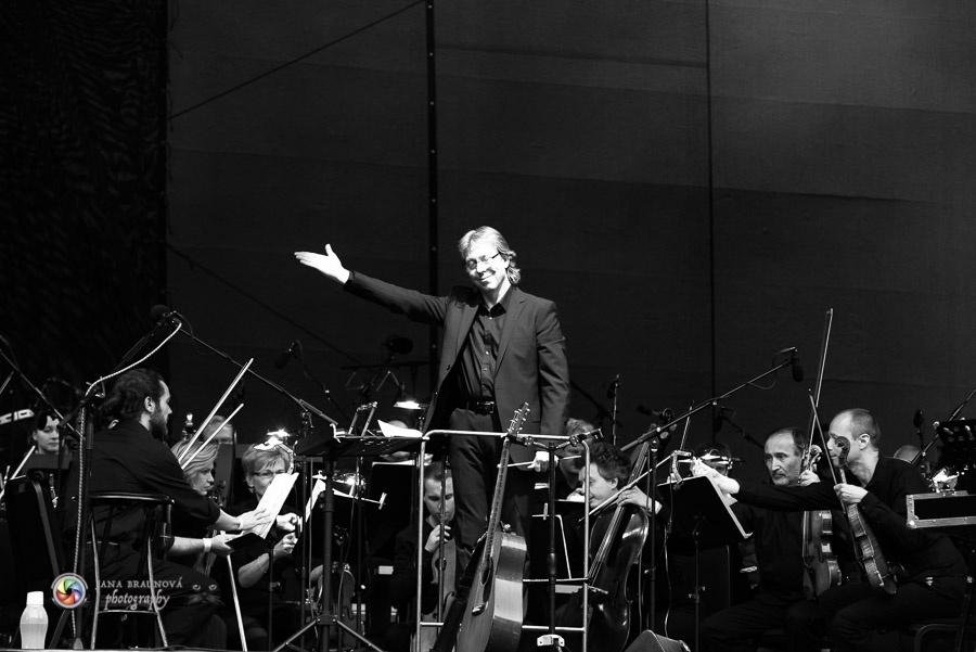 Aneta Langerová s Karlovarským symfonickým orchestrem postavila fanoušky na nohy 