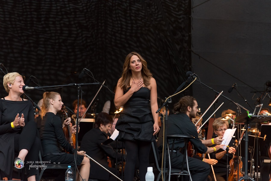 Aneta Langerová s Karlovarským symfonickým orchestrem postavila fanoušky na nohy 