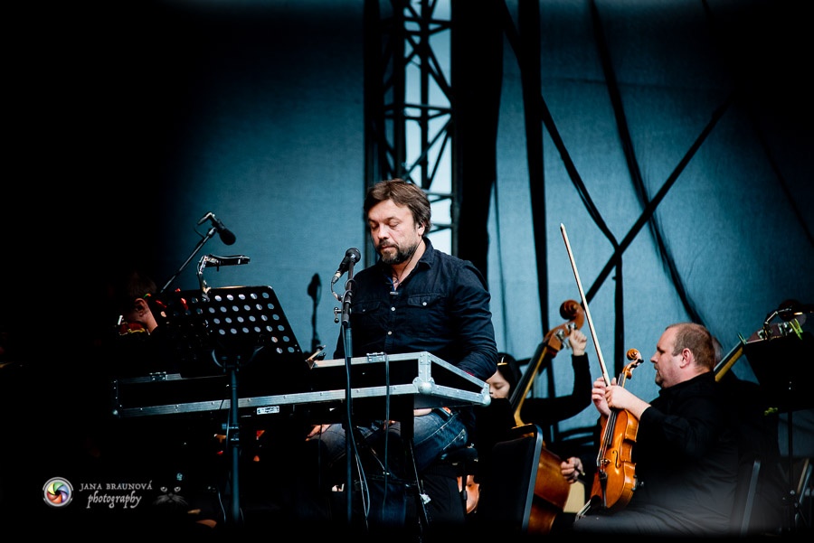 Aneta Langerová s Karlovarským symfonickým orchestrem postavila fanoušky na nohy 