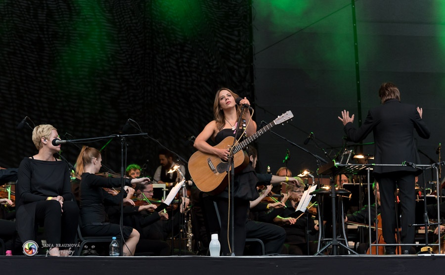 Aneta Langerová s Karlovarským symfonickým orchestrem postavila fanoušky na nohy 