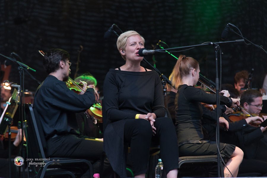 Aneta Langerová s Karlovarským symfonickým orchestrem postavila fanoušky na nohy 