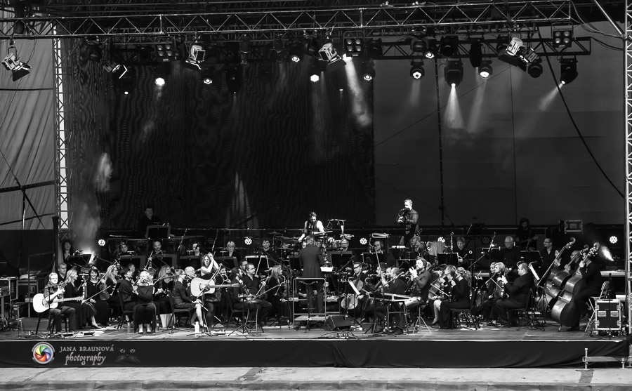 Aneta Langerová s Karlovarským symfonickým orchestrem postavila fanoušky na nohy 