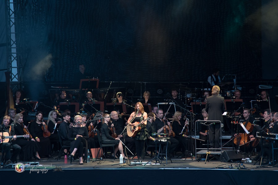 Aneta Langerová s Karlovarským symfonickým orchestrem postavila fanoušky na nohy 