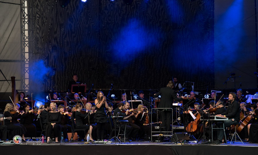 Aneta Langerová s Karlovarským symfonickým orchestrem postavila fanoušky na nohy 