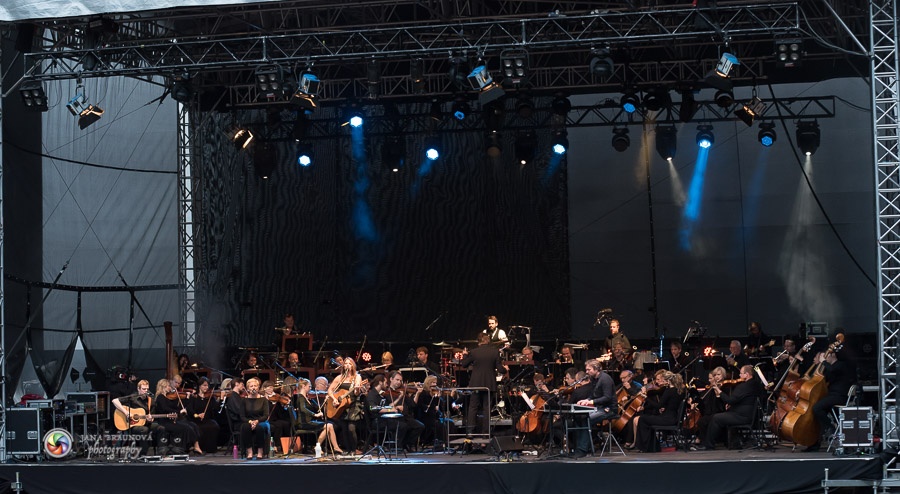 Aneta Langerová s Karlovarským symfonickým orchestrem postavila fanoušky na nohy 